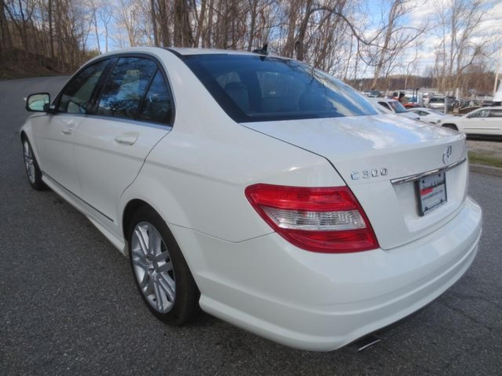 2009 White /Black Mercedes-Benz C-Class C300 4MATIC Luxury Sedan (WDDGF81X59R) with an 3.0L V6 DOHC 24V engine, 7-Speed Automatic transmission, located at 270 US Route 6, Mahopac, NY, 10541, (845) 621-0895, 41.349022, -73.755280 - Photo #4